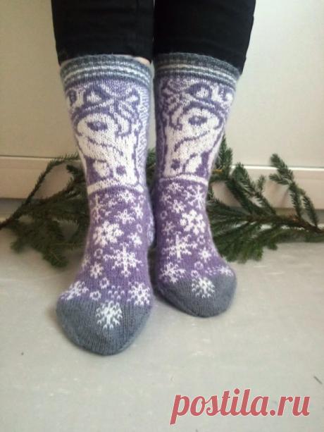 Носочки с символом 2026 года Всем добра и вдохновения! Носочки из остатков пряжи. Давно хотела связать что с символом года, вот пробую на носках. Дизайн мой, что получится не знала, поэтому попробовала на пряже в остатках. Если все пойдет хорошо, свяжу другие. Вот как все начиналось Собрала из...