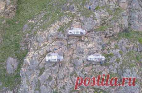В гостинице Natura Vive Skylodge в Перу гости спят в стеклянной конструкции, подвешенной на скале на высоте 400 метров над землей / Speleologov.Net - мир кейвинга