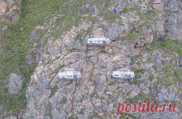 В гостинице Natura Vive Skylodge в Перу гости спят в стеклянной конструкции, подвешенной на скале на высоте 400 метров над землей / Speleologov.Net - мир кейвинга