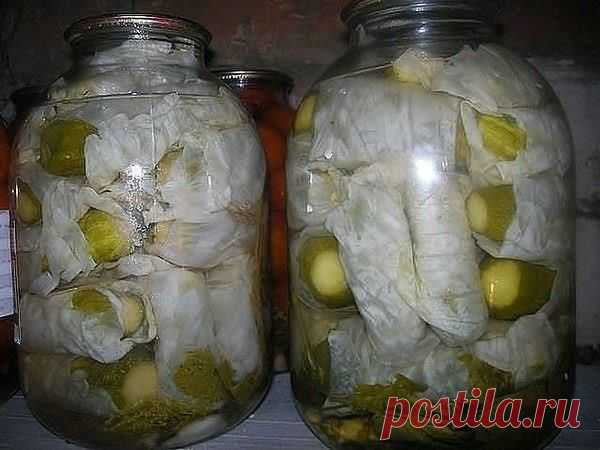 Огурцы в капустных листьях на зиму.