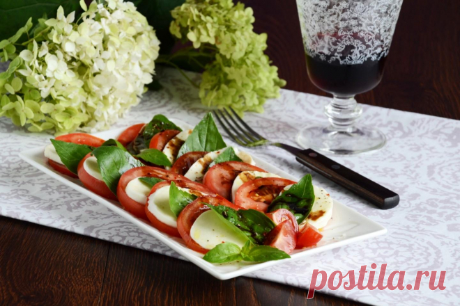 Салат Капрезе классический с моцареллой рецепт с фото пошагово и видео - 1000.menu