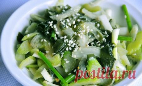 Салат с сельдереем и морской капустой.