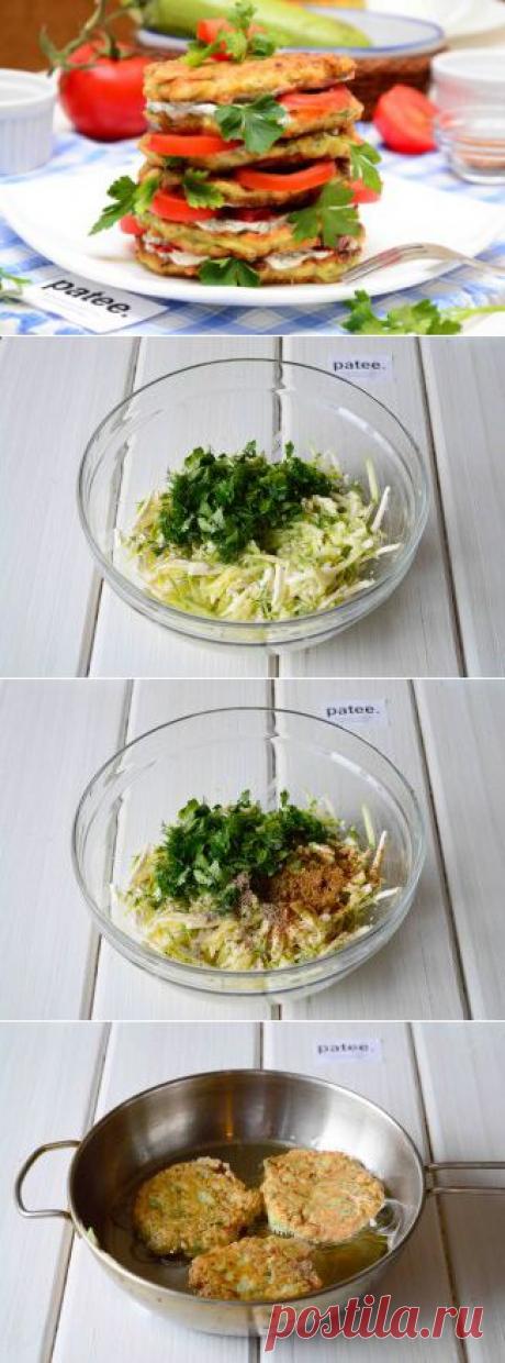 Оладьи из кабачков с плавленным сыром и сметанным соусом - рецепт с фотографиями