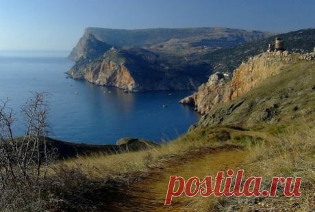 САМОЕ СИНЕЕ В МИРЕ ЧЕРНОЕ МОРЕ МОЕ! 

 ФОТОГРАФ АЛЕКСАНДР ДАНЧЕНКО

Тот, кто рожден был у моря,
Тот полюбил навсегда
Белые мачты на рейде,
В дымке морской города,
Свет маяка над водою,
Южных ночей забытье.
Самое синее в мире
Черное море мое.