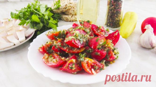 Готовлю каждый день! Закуска из помидоров, сметается первая со стола! Приветствую всех. Сегодня я готовлю пикантную закуску из помидор. Это вкуснейшая, ароматная закуска из помидор, которая разметается со стола мигом. Ингредиенты: • Помидоры - 1 кг • Болгарский перец - 150 грамм. • Горький перец - 0.5 ч.л. (по вкусу) • Чеснок - 6 зубчиков • Зелень укропа...