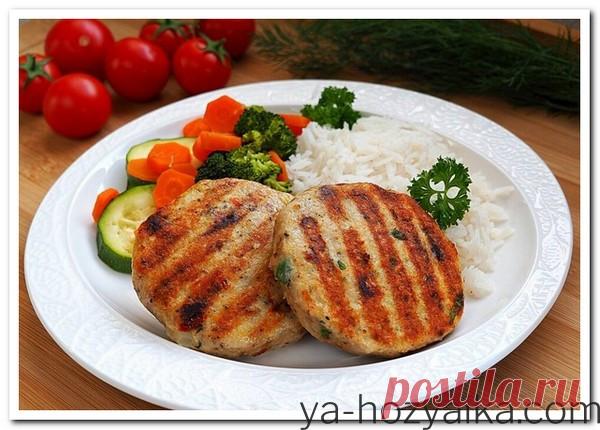 Котлеты из куриного фарша на гриле Куриные котлеты с базиликом Вкусные, сочные и питательные котлеты из фарша с добавлением свежего базилика и вяленых помидоров. Это более легкий и полезный вариант традиционных котлет из фарша, который готовится на сковороде-гриль, без панировки и без добавления лишнего жира.