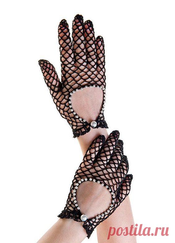 Black and white crochet gloves with Preciosa pearls fashionable cutout  hand made crochet pattern on wool and knitted fabric
Выкройки Для Изделий Из Войлока, Шаблоны Узоров Для Вязания, Схемы Вязания Крючком, Вязальные Машины, Связаные Крючком Куклы, Вязать Крючком, Образцы Тканей, Фетр, Вязание