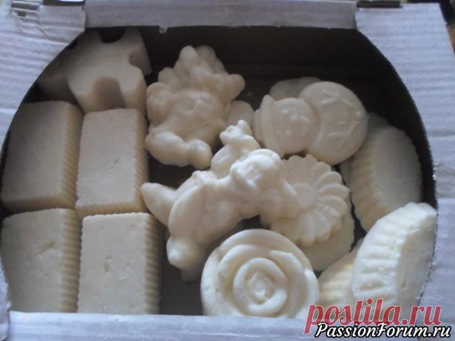 Мои запасы на все лето | Работы пользователей Наварила кучу мыла.На этот раз варила мыло исключительно из животных жиров. Две части говяжьего и одна часть свиного. Сначала заготовила домашней основы холодным способом, получилось целое пластиковое ведро.А потом топила основу и делала разное мыло.Белое мыло - антисептическое...