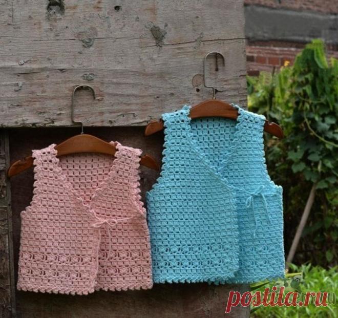 Очаровательный жилет крючком
описание и схема по ссылке:        http://povjazem.ru/vyazanie-dlya-detej/ocharovatelnyj-zhilet-kryuchkom