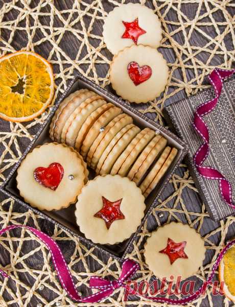 Линцское печенье с малиновым джемом на Вкусном Блоге Ну точнее упрощенная версия линцского печенья, поскольку тесто в этом моем рецепте – без миндаля или каких-либо других орехов. Тем не менее, печенье вкусное и очень симпатичное 🙂 Каждая печенька состоит из двух частей – сплошного кружочка и кружочка с фигурным вырезом. В моем случае это сердечко и звездочка. Джем…
