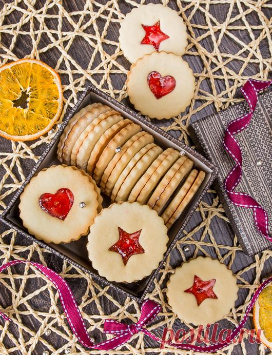 Линцское печенье с малиновым джемом на Вкусном Блоге Ну точнее упрощенная версия линцского печенья, поскольку тесто в этом моем рецепте – без миндаля или каких-либо других орехов. Тем не менее, печенье вкусное и очень симпатичное 🙂 Каждая печенька состоит из двух частей – сплошного кружочка и кружочка с фигурным вырезом. В моем случае это сердечко и звездочка. Джем…