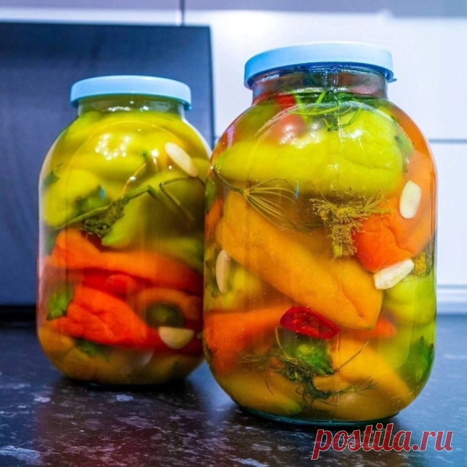 Готовим болгарский перец на зиму 

Ингредиенты:

Болгарский перец 2,5 кг
Чеснок 4-5 зуб
Вода 3,5 литра
Соль для засолки 7 ст.л.
Укроп, черный душистый перец и острый красный перец - по вкусу.
Подробное описание рецепта

Проткнуть вилкой несколько раз перец

На дно кастрюли поместить чеснок, зелень, черный душистый перец. Затем выложить болгарский перец, а сверху снова укроп и чеснок.

Готовим рассол. В кипяченную воду добавить соль, перемешать и вылить в кастрюлю с перцем,...