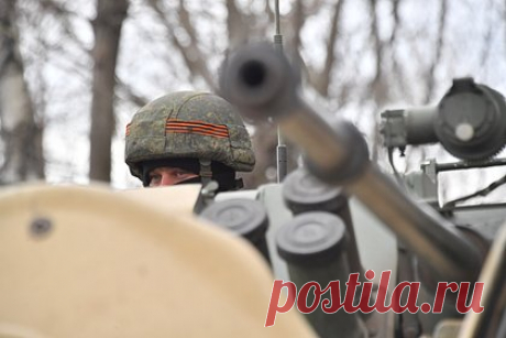 Российские военные сорвали атаку пехотных групп ВСУ на запорожском направлении. Военнослужащие группировки «Восток» уничтожили пехотные группы ВСУ, которые пытались атаковать на запорожском направлении. Об этом РИА Новости сообщил начальник пресс-центра группировки Олег Чехов. Авиация нанесла удар по скоплениям живой силы и техники ВСУ в районах Пятихатки и Работино.