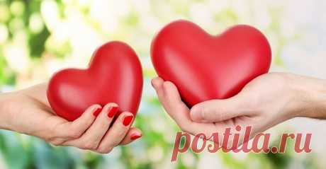 Обряд на любовь 

Этот обряд помогает обрести свою вторую половинку, примириться при размолвках и изменах. 
Нужно семнадцатого числа любого месяца в пять часов вечера взять белую нитку длиной в три ваших локтя (длина отмеряется от кончиков пальцев до локтевого сгиба) и, медленно наматывая ее на указательный палец, семнадцать раз подряд прочитать следующий заговор: 
"Вароже вей боже, ки моши в десницу вложи. Свароже коло воше, Свароже веду хранаше. Ты наш если прародитель, ...