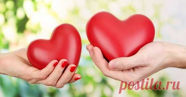 Обряд на любовь 

Этот обряд помогает обрести свою вторую половинку, примириться при размолвках и изменах. 
Нужно семнадцатого числа любого месяца в пять часов вечера взять белую нитку длиной в три ваших локтя (длина отмеряется от кончиков пальцев до локтевого сгиба) и, медленно наматывая ее на указательный палец, семнадцать раз подряд прочитать следующий заговор: 
