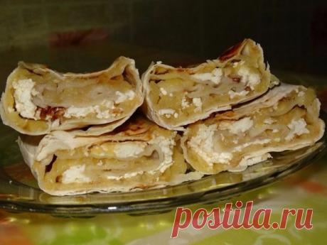 Лаваш с яблоком и творогом

яблоко (лучше сладкое)
творог зернистый 100 гр
пару орешков (на вкус).

Режем, чистим и натираем на крупной терке яблоко и ставим в микроволновку на 2 мин. Расстилаем лаваш на пергамент, покрываем печеным яблоком, 1/3
лаваша лучше оставить непокрытой. Туда же творог и орехи. Все это дело скручиваем и в духовку на 10-15 мин. Я люблю когда творог немного
протекает и смачивает края, но тут дело вкуса. Наслаждаемся)

Также очень вкусно просто с ябло...