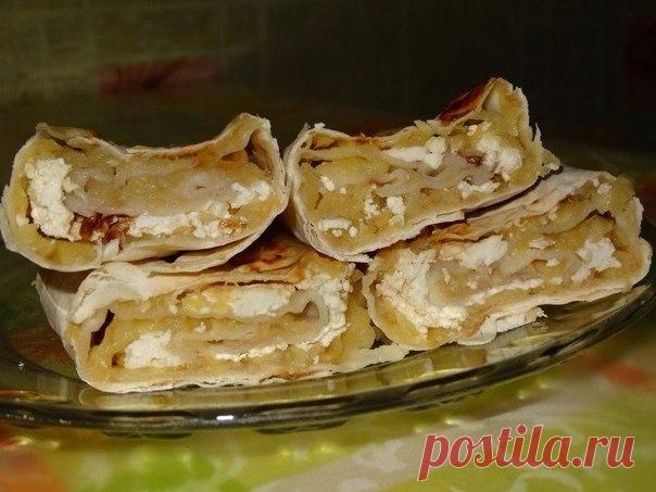 Лаваш с яблоком и творогом

яблоко (лучше сладкое)
творог зернистый 100 гр
пару орешков (на вкус).

Режем, чистим и натираем на крупной терке яблоко и ставим в микроволновку на 2 мин. Расстилаем лаваш на пергамент, покрываем печеным яблоком, 1/3
лаваша лучше оставить непокрытой. Туда же творог и орехи. Все это дело скручиваем и в духовку на 10-15 мин. Я люблю когда творог немного
протекает и смачивает края, но тут дело вкуса. Наслаждаемся)

Также очень вкусно просто с ябло...