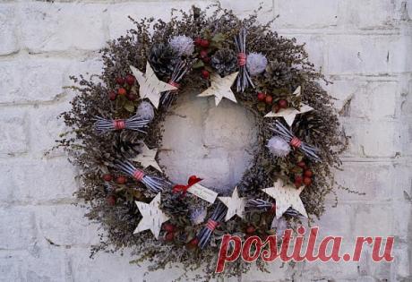 Если Вам надоела одна и та же ёлка каждый год, скатерть с дедом Морозом и бесцельно висящая гирлянда под потолком, значит, самое время внести новизну в новогодний интерьер! Предлагаем подборку простых украшений, которые Вы легко сможете изготовить самостоятельно.