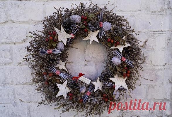 Если Вам надоела одна и та же ёлка каждый год, скатерть с дедом Морозом и бесцельно висящая гирлянда под потолком, значит, самое время внести новизну в новогодний интерьер! Предлагаем подборку простых украшений, которые Вы легко сможете изготовить самостоятельно.