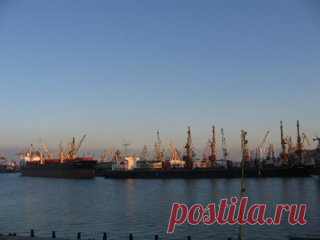 Высокие договаривающие стороны : с одной стороны одесские евреи, с другой - одесское морское пароходство заключили договор о покраске корабля.
Приемка выполненной работы:
- А почему же вы покрасили только с обдной стороны?
А вы прочтите договор: с одной стороны одесские евреи, с другой - одесское морское пароходство. Так мы свою сторону покрасили.