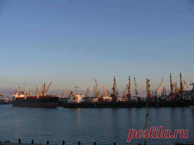 Высокие договаривающие стороны : с одной стороны одесские евреи, с другой - одесское морское пароходство заключили договор о покраске корабля.
Приемка выполненной работы:
- А почему же вы покрасили только с обдной стороны?
А вы прочтите договор: с одной стороны одесские евреи, с другой - одесское морское пароходство. Так мы свою сторону покрасили.