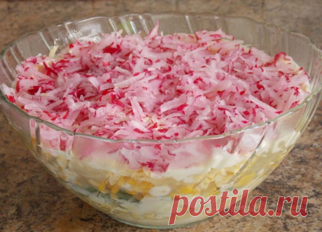 Овощной салат с сыром и яйцом. 
Многоуровневый салат из редиса, куриных яиц, твердого сыра, консервированной кукурузы, зеленого лука и майонеза.