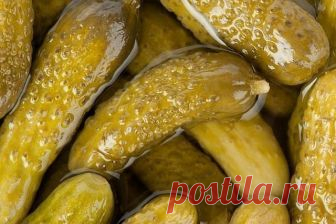 Готовим Бочковые огурцы в банке
Потребуются Ингредиенты:
2 кг свежих огурцов
1 головка чеснока
1/2 листа малины
1/2 листа смородины
10 горошин черного перца
4-6 листьев вишни
Зонтики укропа
2-3 лавровых листа
100 гр соли на трехлитровую банку
Рецепт приготовления бочковых огурцов в банке:
Для начала замочите огурцы на два часа в холодной воде. За это время промойте все листья. Затем приготовьте банки: помойте и переверните вверх дном, чтобы вода стекла и высохла. Стерилизо...