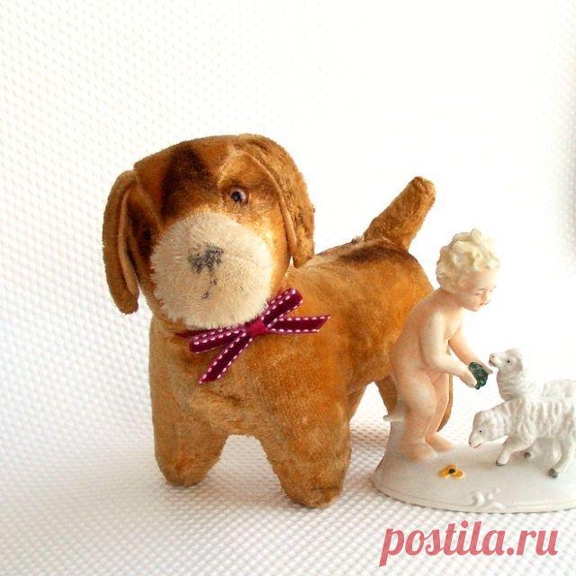 🐶Вот такая собачка сохранилась, несмотря на многочисленные переезды!! Трудно поверить, но ей больше 50 лет😊😉 Такие игрушки шили в ГДР в начале 60-х! (Не для продажи!)🐶😊👋. #vintage #retro #toy #toydesign #kolleksiya #kollektion #drezden #DDR #детство #винтаж #ретро #коллекция #тедди #стараяигрушка