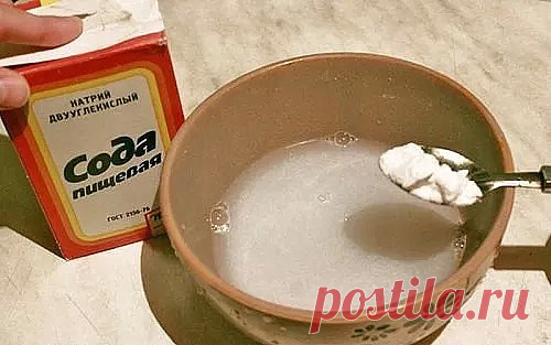 17 ВАРИАНТОВ ПРИМЕНЕНИЯ СОДЫ
Они сэкономят вам кучу денег!
Сода - это просто палочка-выручалочка! И мы не знаем ни одного такого средства, которое бы стоило копейки, но при этом им можно было бы мыть голову (лучше чем дорогими шампунями), посуду, добавлять в еду, стирать вещи и лечить целый ряд болезней. Можно сэкономить уйму денег, не покупая ненужную бытовую химию и косметику. Вы тоже можете попробовать решить свои хозяйственные вопросы с помощью соды. Вот как минимум 17 случаев, когда она пр