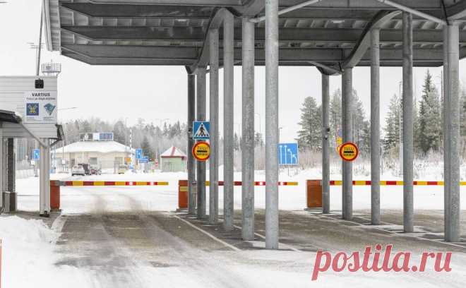 Пограничники России и Финляндии вступили в переговоры из-за мигрантов. Проезд через пункт «Вартиус» в течение дня дважды перекрывался на фоне прибытия мигрантов на финскую сторону. В итоге в страну въехали 16 просителей убежища, передает Yle