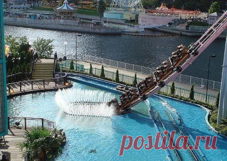 Водная горка в Японии, заканчивающаяся тоннелем под бассейном, в который на большой скорости въезжает поезд.