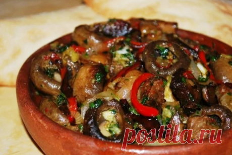 Баклажаны очень сочетаются и с чесноком и с шампиньонами и такие блюда, получаются просто царскими. Для приготовления вам потребуются такие ингредиенты: — баклажаны, 2 шт; — шампиньоны, 150 г; — чеснок, 6 зубчиков; — любая зелень; -лук обычный, 1 шт; — помидоры, 2 шт; — соль, перец; — острый перец. Процесс приготовления Баклажаны и грибы […]