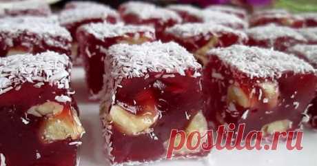 Крымский рахат-лукум из фруктового сока и орехов, который покорил все курорты ЮБК Помню, как сейчас: идешь по крымской набережной мимо шатров, и аж в глазах рябит, так много там разных сладостей. Пахлава, чурчхела и, конечно же, свежий рахат-лукум. Вкус последнего никогда не забуду! Приторно-сладкий, но в то же время такой воздушный, он мгновенно наполняет рот вкусом. Готовлю домашний рахат-лукум с орехами с тех пор, как узнала рецепт от одного крымского татарина за прилавком.