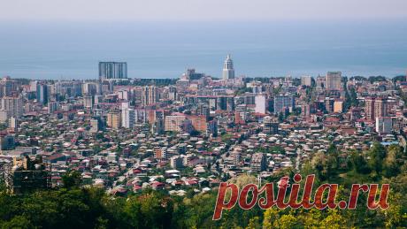 В Батуми прошел ураган, который снес крыши домов. Ураганный ветер в грузинском городе Батуми снес крыши домов, повредил автомобили, инфраструктуру и линии электропередачи. Об этом сообщает телекомпания &quot;Формула&quot;, передает РИА Новости. &quot;Ураган обрушился на Батуми. Стихия ...