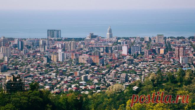 В Батуми прошел ураган, который снес крыши домов. Ураганный ветер в грузинском городе Батуми снес крыши домов, повредил автомобили, инфраструктуру и линии электропередачи. Об этом сообщает телекомпания "Формула", передает РИА Новости. "Ураган обрушился на Батуми. Стихия ...