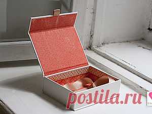 Фотобокс – как сделать удобное хранилище для фотографий Многие хранят фотографии в привычных альбомах, но сейчас тали входить в моду специальные коробочки для фото. У них есть множество своих плюсов: вместительность, компактность, а самое приятное – ощущение живой фотографии в руках при просмотре, не прикрытой пленкой и не имеющей основы. Такую коробочку можно легко сделать своими руками, а все подробности работы с ней я опишу ниже.