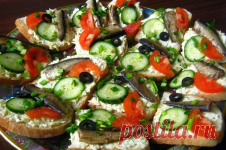 Праздничные бутерброды с сыром и шпротами, рецепт — Вкусо.ру