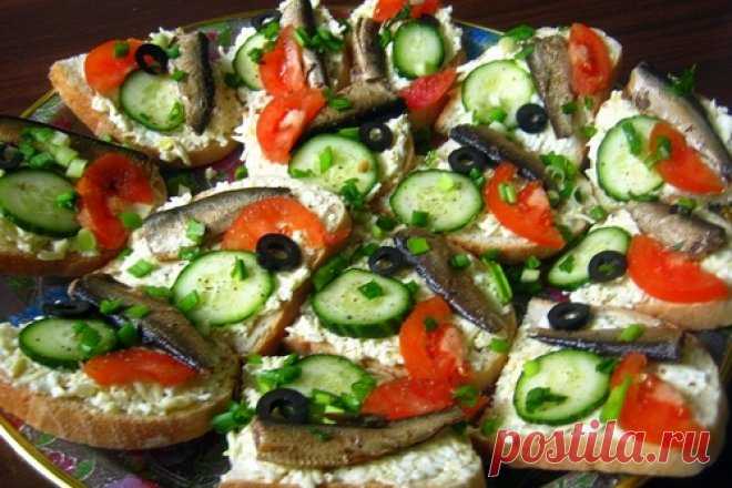Праздничные бутерброды с сыром и шпротами, рецепт — Вкусо.ру