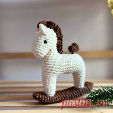 PDF Лошадка-качалка крючком. FREE crochet pattern; Аmigurumi toy patterns. Амигуруми схемы и описания на русском. Вязаные игрушки и поделки своими руками #amimore - лошадь, маленькая лошадка из обычной пряжи, конь.