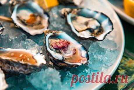 Названы продукты для сияния и молодости кожи. Насыщенная витаминами A, E, C и фолиевой кислотой пища способна поддерживать здоровье и сияние кожи, считают дерматолог из Нью-Йорка Лия Анселл и диетолог Стеф Грассо. Такими продуктами являются ягоды, сладкий картофель, листовая зелень, брокколи, авокадо и рыба. Также полезными для кожи специалистки назвали фасоль.