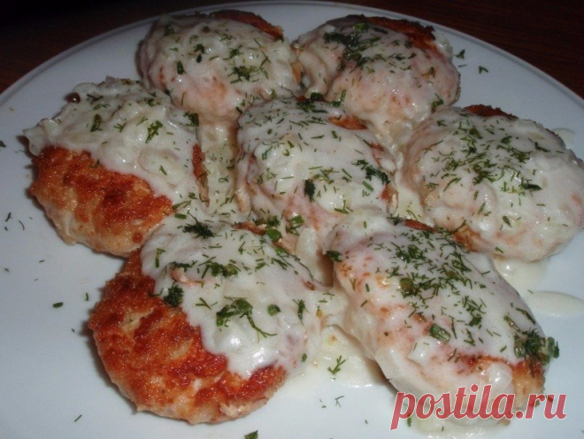 КУРИНЫЕ КОТЛЕТКИ С ЛУКОВЫМ СОУСОМ