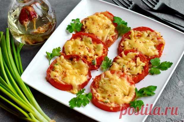 Китайский омлет – вкуснятина, которую можно есть хоть каждое утро и вряд ли надоест - Будет вкусно - 4 июня - 43871503253 - Медиаплатформа МирТесен Ингредиенты: яйца – 2 шт. помидоры – 2 шт. мука – 1 ст.л. соль, перец – по вкусу зеленый лук – несколько перьев сыр – по вкусу Китайский омлет с помидорами – рецепт с фото: Помидоры нарезаем кружками толщиной примерно 8 мм. При помощи рюмки или стакана подходящего диаметра «выдавливаем» томатную - 4 июня - 43871503253 - Медиаплатформа МирТесен