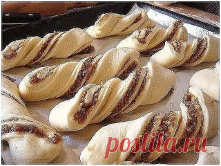 Ореховые булочки 
Ингредиенты:
Для теста:
 1 кг обычной муки
 130 гр. сахара
 2 чайные ложки соли без горки
 20 грамм сухих дрожей или 42 гр. свежих дрожжей
 500 мл. чуть тёплого молока
 150 гр. мягкого слив. масла
 2 столовых ложки подсолнечного масла без запаха
 2 яйца 
 ваниль 
Для ореховой начинки:
 50 гр. слив. масла,
 200 гр молотых орехов (любых и изюма по желанию) - у меня только жаренные грецкие орехи
 80 гр. сахара (или по вкусу)
 немного молока (только, чтобы немного разжижить начинку