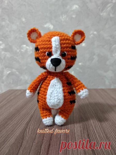 Тигренок, высотой 13 см. Выполнен на заказ.
#тигренокамигуруми #тиграмигуруми #тигреноккрючком #тигрсвоимируками #Донецк #Харцызск #игрушкиДНР