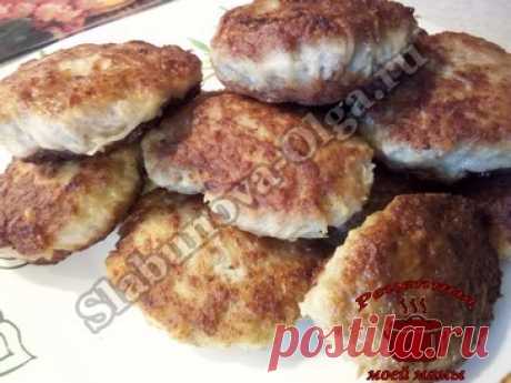 Вкусные котлеты по-деревенски Дорогие читатели! Сегодня предлагаю приготовить потрясающе вкусные котлеты по-деревенски. Добавив в них пару картофелин, вы измените вкус обычных котлет из фарша. Очень вкусно и очень просто!!! ИНГРЕДИЕНТЫ: 500 г фарша 3 картофелины 1 головка лука 2 зубка чеснока 1 яйцо 1 ст. ложка сметаны 2 ст. ложки муки черный молотый перец специи для фарша растительное …