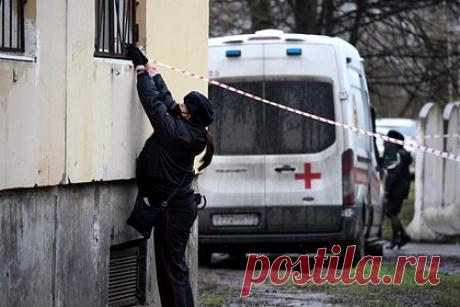 В российском регионе нашли истерзанное собаками тело пропавшего мужчины. В городе Серов Свердловской области нашли тело пропавшего более недели назад мужчины — его изгрызли собаки. Об этом сообщает Е1.ru. Погибшему, по информации местного издания, бродячие собаки обгрызли голову, ключицу и плечо мужчины. Вещи, которые были у погибшего с собой, остались нетронутыми.