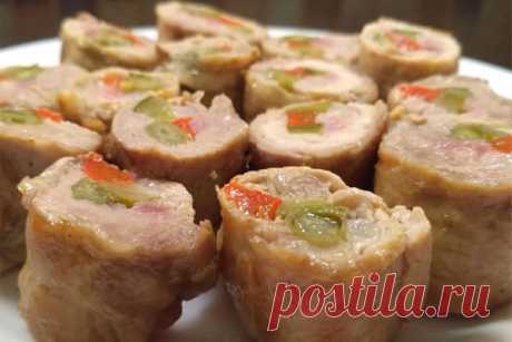 Праздничные мясные рулетики с начинкой. Гости будут в восторге! Читать далее...