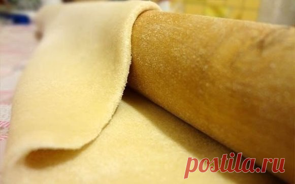 Рецепт тонкой итальянской пиццы
Ингредиенты:
Для тонкого теста:
- 100 гр. теплой воды;
- 0,5 ч.л. сухих дрожжей;
- по 1 чайной ложке сахара и соли;
- 2 стакана просеянной муки;
- 1 яйцо;
- 2 ст. л. оливкового масла.
Для начинки:
- Томатный соус (100 гр. помидоров, оливковое масло, сухой базилик, орегано, соль, сахар);
- 100 гр. помидоров;
- 100 гр. ветчины;
- 120 гр. сыра;
- 50 гр. болгарского перца;
100 гр. свежих шампиньонов.
Приготовление:
1. Замесите тесто: растворите в теплой воде сахар