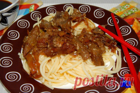 Мясо по-японски.
При словосочетании «азиатская кухня»  неизменно возникают ассоциации с кунжутом, соевым соусом, овощами. Именно все эти компоненты принимают участие в приготовлении блюда «мясо по-японски».  Мясо получается очень сочным, и мягким. Это как раз тот самый вариант, когда вам надоел банальный гуляш на ужин, и сердце просит чего-то новенького и необычного. Единственное, что можно добавить к рецепту – увеличьте количество ингредиентов вдвое, уж очень быстро съедается эта вкуснятина!