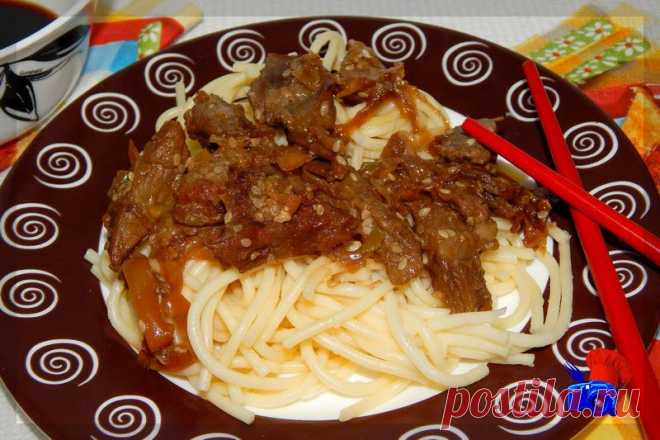 Мясо по-японски.
При словосочетании «азиатская кухня»  неизменно возникают ассоциации с кунжутом, соевым соусом, овощами. Именно все эти компоненты принимают участие в приготовлении блюда «мясо по-японски».  Мясо получается очень сочным, и мягким. Это как раз тот самый вариант, когда вам надоел банальный гуляш на ужин, и сердце просит чего-то новенького и необычного. Единственное, что можно добавить к рецепту – увеличьте количество ингредиентов вдвое, уж очень быстро съедается эта вкуснятина!